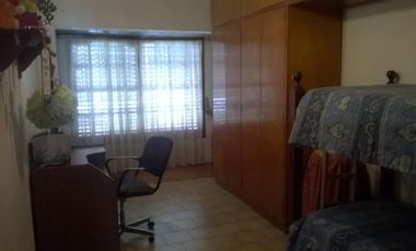Chalet ubicado a media cuadra de la Avenida Monteverde .