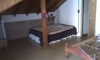 Chalet ubicado a media cuadra de la Avenida Monteverde .