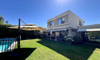 Casa en venta de 4 dorm. 5 baños en Piedra Roja