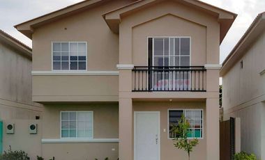 Venta de espectacular Casa Esquinera Modelo Iris  en Etapa Brisana Urb. Casalaguna/A 5 minutos del Riocentro Dorado.