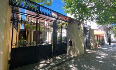 Casa en venta Belgrano - QUINCHO Lote propio - Pileta, jardín, vitraux, pinotea