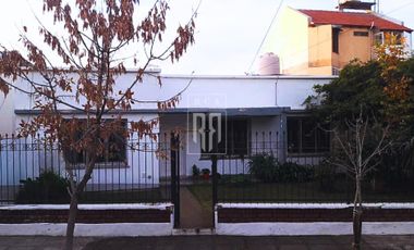 Casa en  venta en la ciudad de Cipolletti - EXCELENTE UBICACION