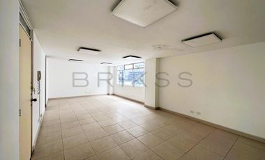oficina en arriendo/venta en chico norte. Cod A5983