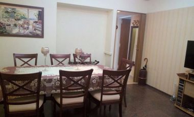 Excelente casa lote de 8x24. 4 ambientes, 3 dormitorios, living, cocina-comedor, baño, lavadero entrada para auto, patio,  terraza