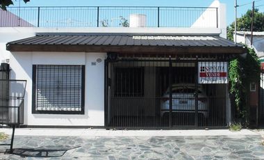 Excelente casa lote de 8x24. 4 ambientes, 3 dormitorios, living, cocina-comedor, baño, lavadero entrada para auto, patio,  terraza