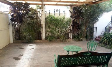 Excelente casa lote de 8x24. 4 ambientes, 3 dormitorios, living, cocina-comedor, baño, lavadero entrada para auto, patio,  terraza