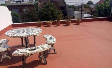 Excelente casa lote de 8x24. 4 ambientes, 3 dormitorios, living, cocina-comedor, baño, lavadero entrada para auto, patio,  terraza