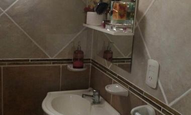 Excelente casa lote de 8x24. 4 ambientes, 3 dormitorios, living, cocina-comedor, baño, lavadero entrada para auto, patio,  terraza