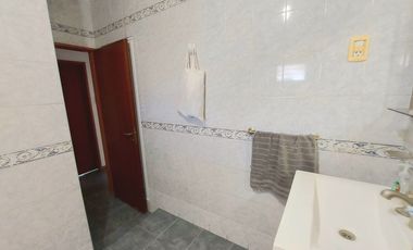 VENTA CASA 5 AMBIENTES, COCHERA Y PILETA BALLESTER