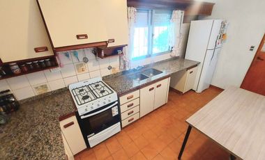 VENTA CASA 5 AMBIENTES, COCHERA Y PILETA BALLESTER