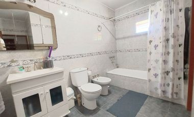 VENTA CASA 5 AMBIENTES, COCHERA Y PILETA BALLESTER