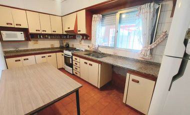 VENTA CASA 5 AMBIENTES, COCHERA Y PILETA BALLESTER