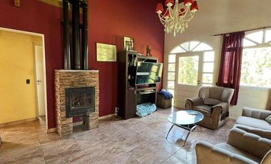 Excelente Chalet de 7 ambientes sobre lote de 695m2 en Sierra de los Padres