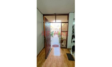 Oportunidad, Casa Multifamiliar En Ventanilla Con Entrada Independiente