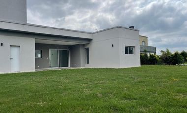Venta de casa en el Barrio La Alameda -Canning