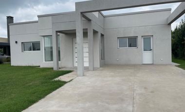Venta de casa en el Barrio La Alameda -Canning