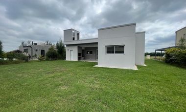 Venta de casa en el Barrio La Alameda -Canning