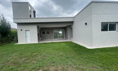 Venta de casa en el Barrio La Alameda -Canning