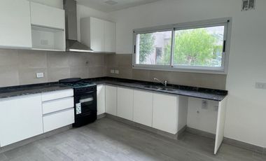 Venta de casa en el Barrio La Alameda -Canning