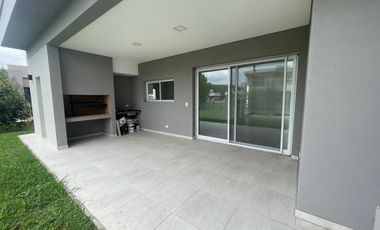 Venta de casa en el Barrio La Alameda -Canning