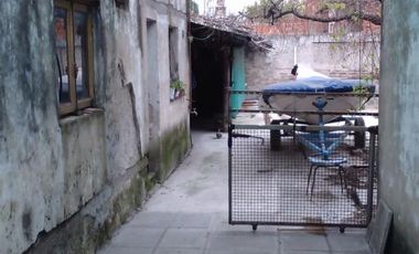 CASA MULTIFAMILIAR APTO 2 FAMILIAS EN LOTE DE 400 M2,  E/AUTO, QUINCHO Y FONDO LIBRE