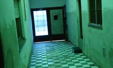 CASA MULTIFAMILIAR APTO 2 FAMILIAS EN LOTE DE 400 M2,  E/AUTO, QUINCHO Y FONDO LIBRE