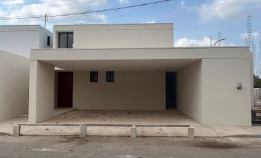 Venta de casa en Mérida Yucatán, Temozon Norte con alberca y cochera techada.