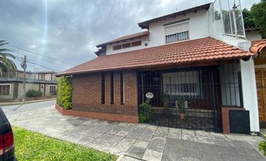 Casa  en Venta Villa Sarmiento / Moron (A120 3435)
