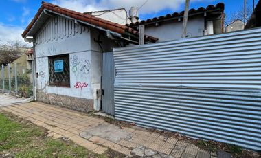 EXCELENTE UBICACION   Chalet de 3 AMBIENTES ubicado a 100 metros de la estación .