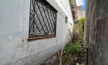 EXCELENTE UBICACION   Chalet de 3 AMBIENTES ubicado a 100 metros de la estación .