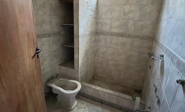 EXCELENTE UBICACION   Chalet de 3 AMBIENTES ubicado a 100 metros de la estación .