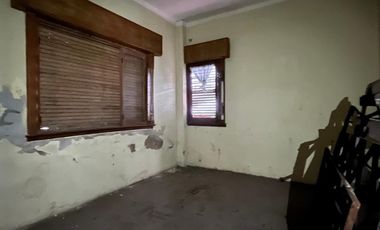 EXCELENTE UBICACION   Chalet de 3 AMBIENTES ubicado a 100 metros de la estación .