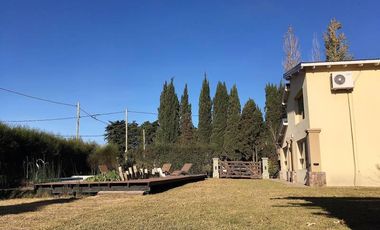 Exclusiva Casa-Quinta con Pileta - Gran parque - 3 amb!! Barrio 4 Robles