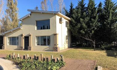 Exclusiva Casa-Quinta con Pileta - Gran parque - 3 amb!! Barrio 4 Robles