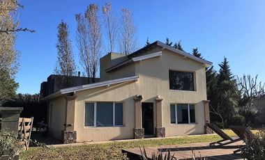Exclusiva Casa-Quinta con Pileta - Gran parque - 3 amb!! Barrio 4 Robles