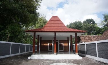 RUMAH JOGLO , LINGKUNGAN ASRI, KAWASAN RAMAI DI UTARA PRAMBANAN