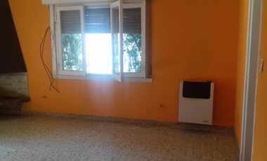 Chalet 2 dorm/quincho/parque - Lamadrid 900 -Lomas Este