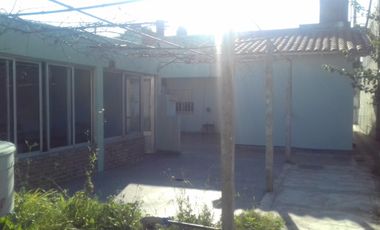 Chalet 2 dorm/quincho/parque - Lamadrid 900 -Lomas Este