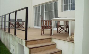 Amplia y moderna Casa 4 dormitorios y piscina zona Parque Primavesi