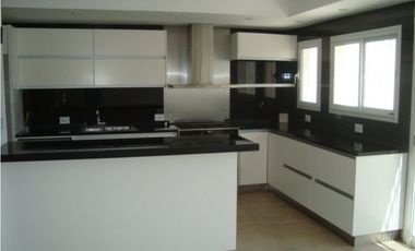 Amplia y moderna Casa 4 dormitorios y piscina zona Parque Primavesi