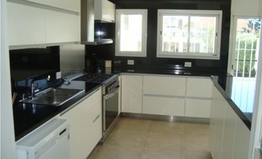 Amplia y moderna Casa 4 dormitorios y piscina zona Parque Primavesi