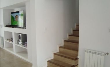 Amplia y moderna Casa 4 dormitorios y piscina zona Parque Primavesi