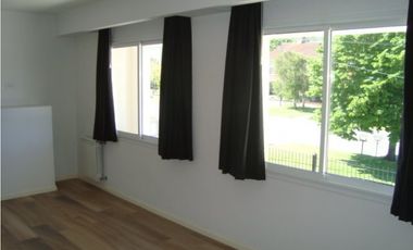 Amplia y moderna Casa 4 dormitorios y piscina zona Parque Primavesi