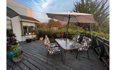 Parcela con hermosa casa principal y cabaña.