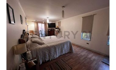 Parcela con hermosa casa principal y cabaña.