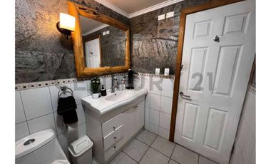 Parcela con hermosa casa principal y cabaña.