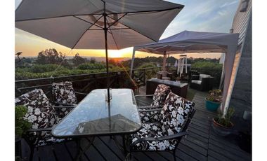 Parcela con hermosa casa principal y cabaña.