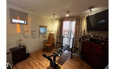 Parcela con hermosa casa principal y cabaña.