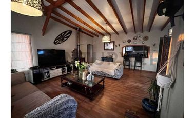 Parcela con hermosa casa principal y cabaña.