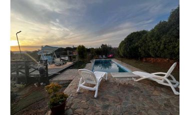 Parcela con hermosa casa principal y cabaña.